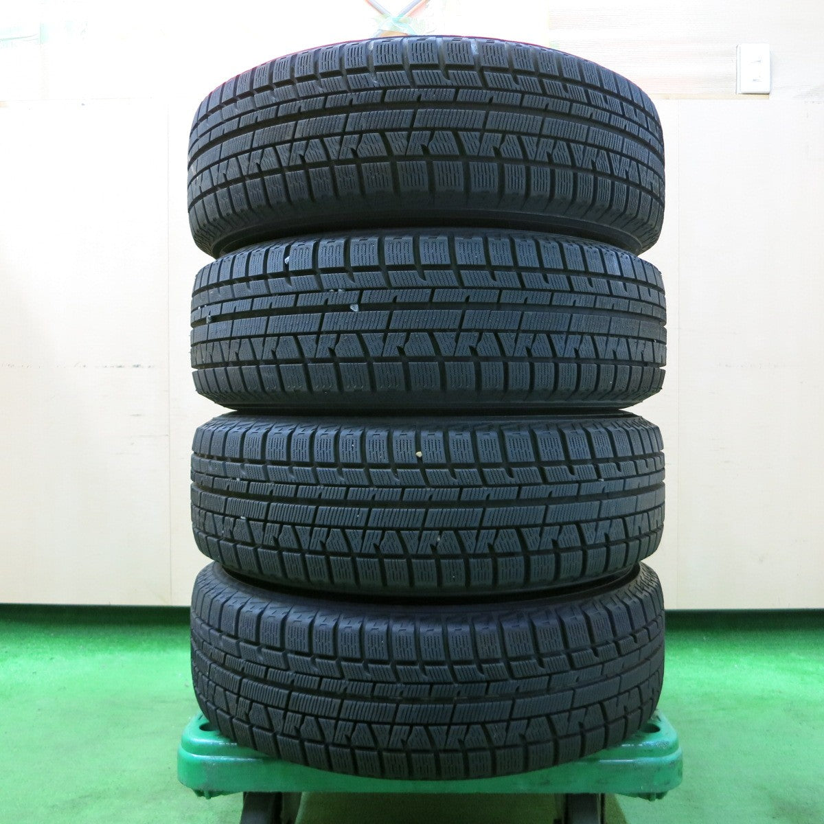 送料無料* バリ溝！キレイ！ほぼ10分☆スタッドレス 185/70R14 