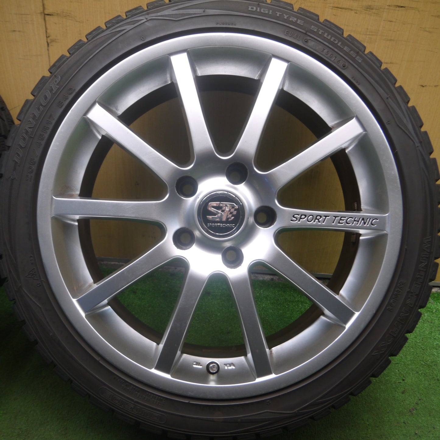 *送料無料* バリ溝！8.5分★ルノー ルーテシア RS 着 205/45R17 スタッドレス ダンロップ ウインターマックス WM01 SPORTECHNIC スポーツテクニック PCD114.3/5H★4031801Hス