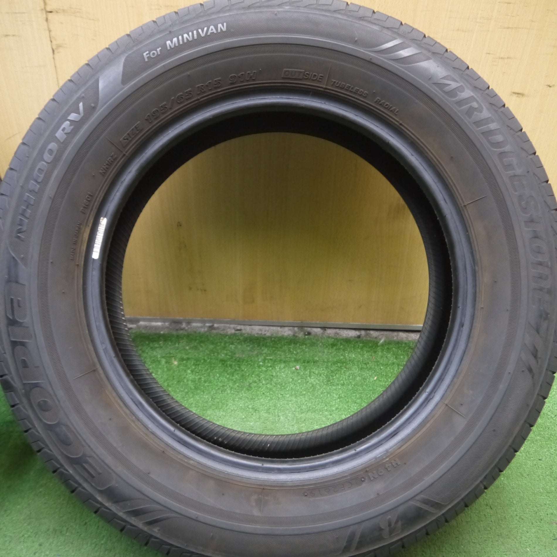 *送料無料* バリ溝！8.5分★195/65R15 ブリヂストン エコピア NH100RV タイヤ 15インチ ノア ヴォクシー セレナ  ステップワゴン等★4060406Hノタ