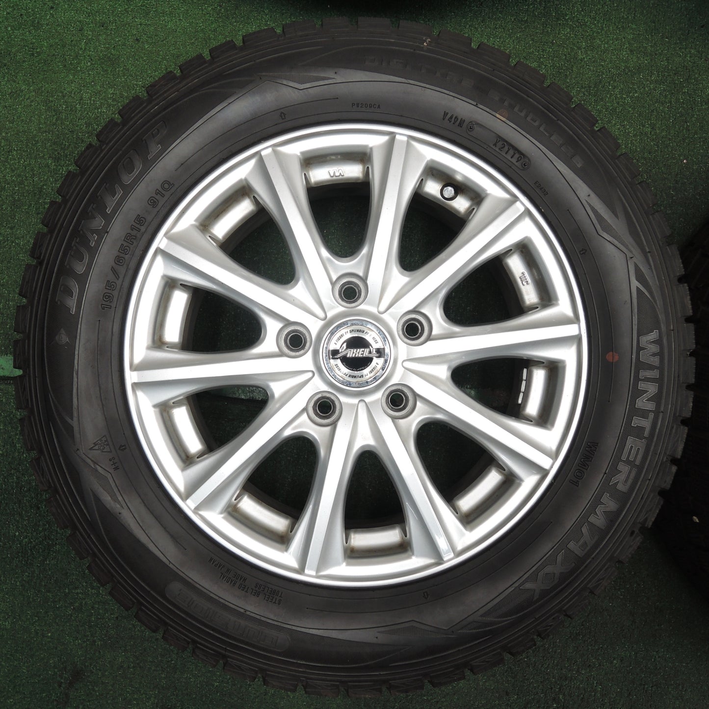 *送料無料* バリ溝！キレイ！9.5分以上★スタッドレス 195/65R15 ダンロップ ウインターマックス WM01 AXEL アクセル 15インチ PCD114.3/5H★4031806TNス