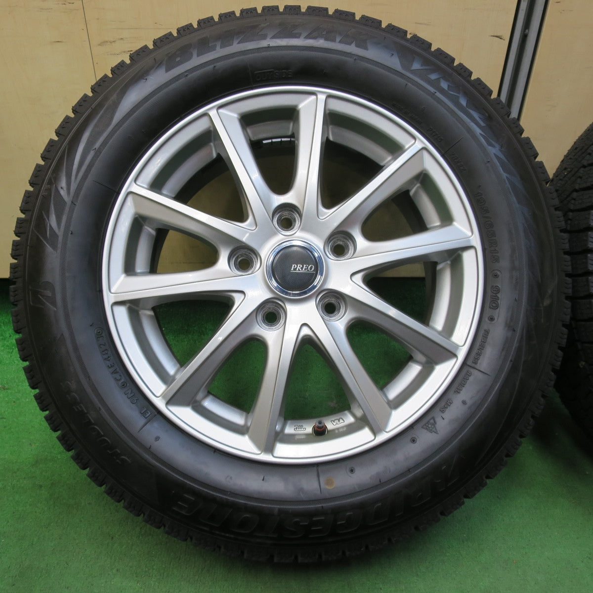 [送料無料] 超バリ溝！23年！キレイ！ほぼ10分★スタッドレス 195/65R15 ブリヂストン ブリザック VRX2 PREO プレオ 15インチ PCD114.3/5H★4121103イス