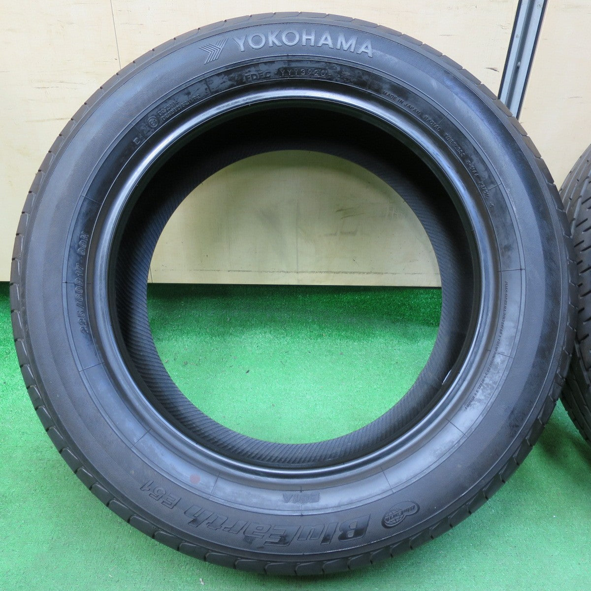 *送料無料* 新車外し！20年★225/60R17 ヨコハマ ブルーアース E51A タイヤ 17インチ アルファード ヴェルファイア  等★4062207イノタ