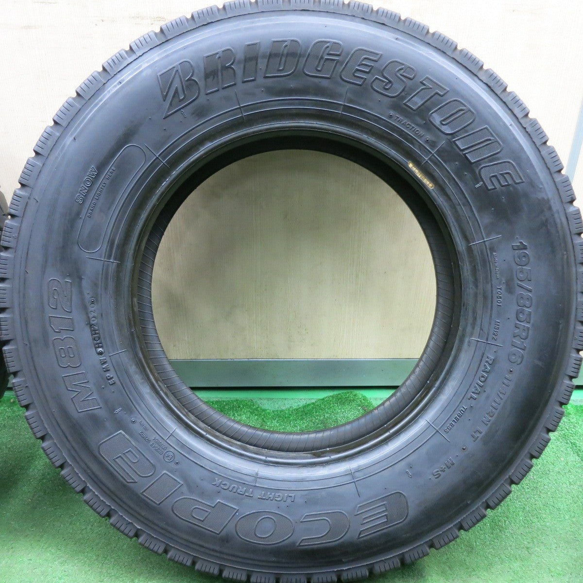 *送料無料* バリ溝！20年！8.5分★トラック タイヤ 195/85R16 114/112N ブリヂストン エコピア M812 ミックス オールシーズン 16インチ★4071412HAノタ