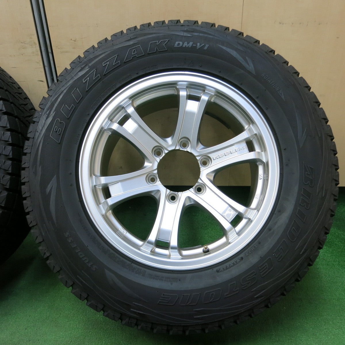 *送料無料* バリ溝！キレイ！9.5分★スタッドレス KEELER 265/65R17 ブリヂストン ブリザック DM-V1 キーラー 17インチ PCD139.7/6H★4061406ナス