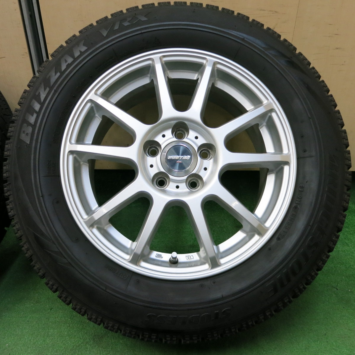 *送料無料* バリ溝！キレイ！9.5分以上★プリウス等 195/65R15 スタッドレス ブリヂストン ブリザック VRX BUSTER ROG 15インチ PCD100/5H★4051805イス