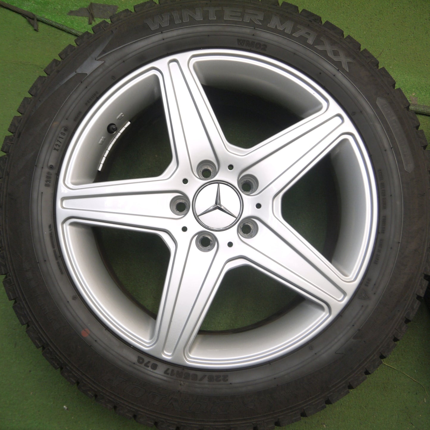 *送料無料* バリ溝！キレイ！9.5分★ベンツ 等 AGA 225/55R17 スタッドレス ダンロップ ウインターマックス WM02 17インチ PCD112/5H★4061903Hス