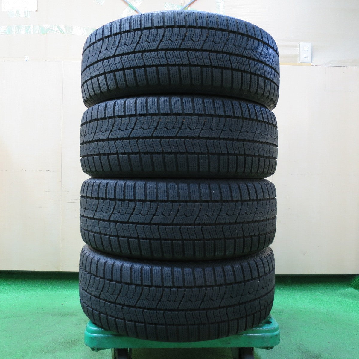 *送料無料* バリ溝！22年！キレイ！ほぼ10分★スタッドレス LEONIS NAVIA06 215/55R17 トーヨー オブザーブ GIZ2 AMF レオニス ナヴィア PCD114.3/5H★4060801イス