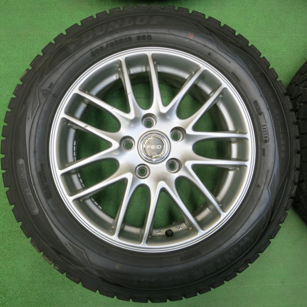 *送料無料* バリ溝！9.5分★スタッドレス 205/65R16 ダンロップ ウインターマックス WM01 FEID 16インチ PCD114.3/5H★4042612イス