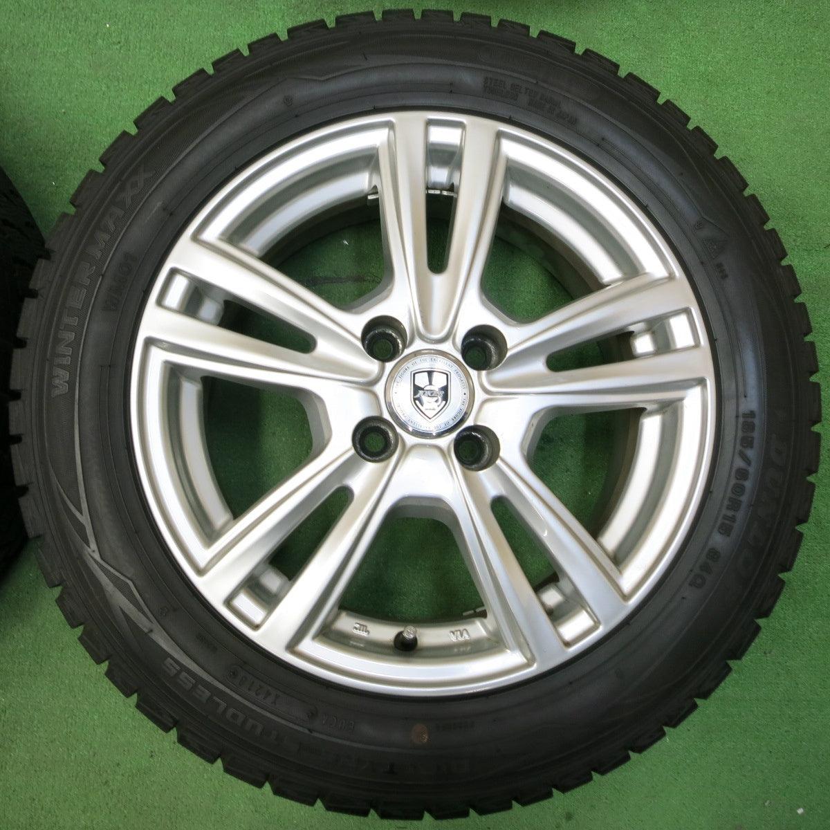 *送料無料* バリ溝！キレイ！9.5分以上★スタッドレス 185/60R15 ダンロップ ウインターマックス WM01 JOKER ジョーカー PCD100/4H★4051113イス