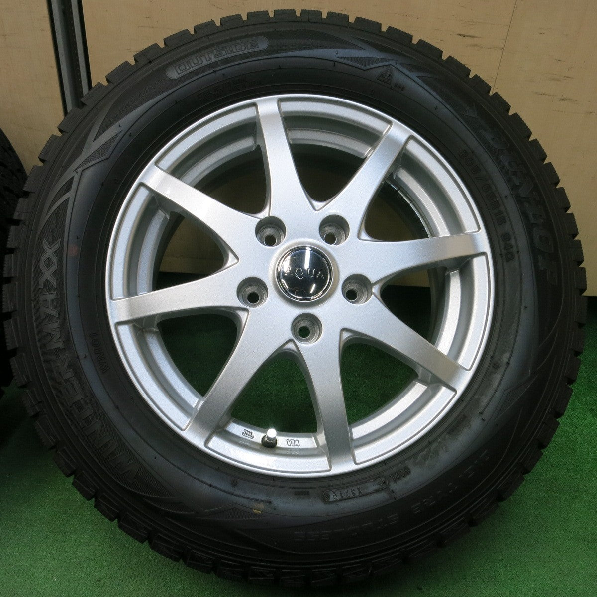 *送料無料* 超バリ溝！綺麗！ほぼ10分★スタッドレス 205/65R15 ダンロップ ウインターマックス WM01 AQUA アクア 15インチ PCD114.3/5H★4041901イス