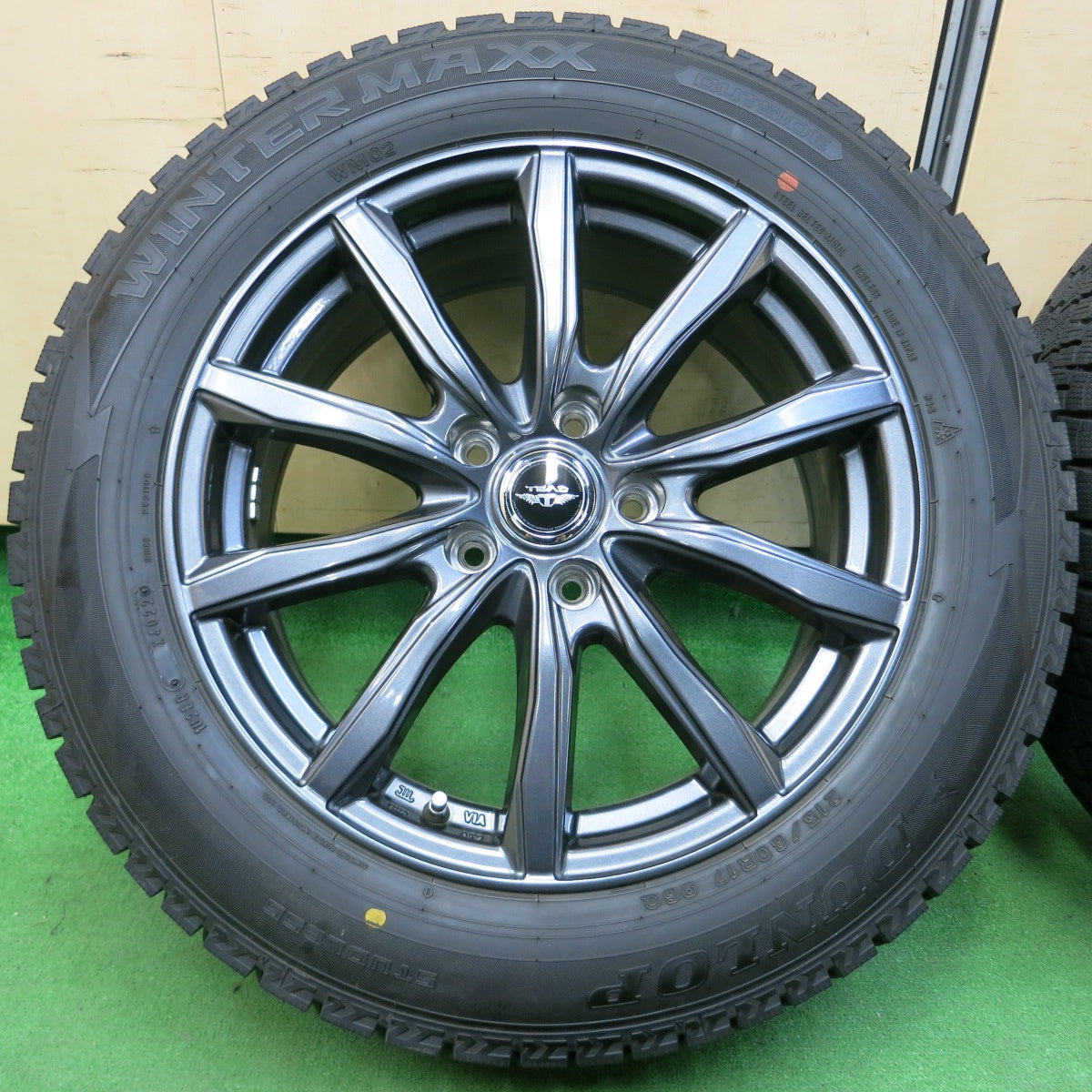 *送料無料* バリ溝！22年！キレイ！9.5分★スタッドレス 215/60R17 ダンロップ ウインターマックス WM02 TEAD テッド 17インチ PCD114.3/5H★4042907イス