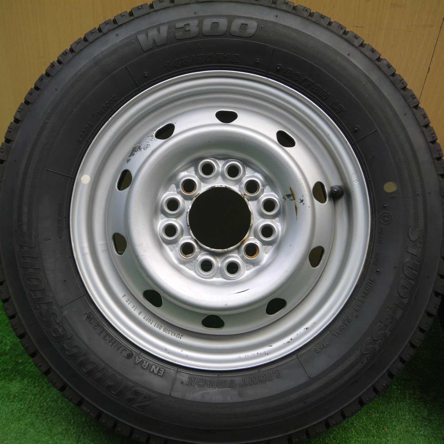 [送料無料] バリ溝！23年！8.5分★スタッドレス 145/80R12 80/78N ブリヂストン W300 スチール 12インチ PCD100 110 114.3/4H マルチ★4121602Hス