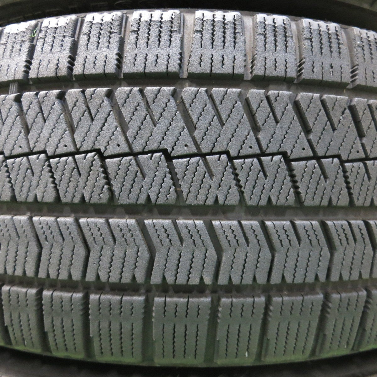 *送料無料* バリ溝！20年！9分★スタッドレス 225/45R18 ブリヂストン ブリザック VRX2 BALMINUM バルミナ 18インチ PCD114.3/5H★4051804イス