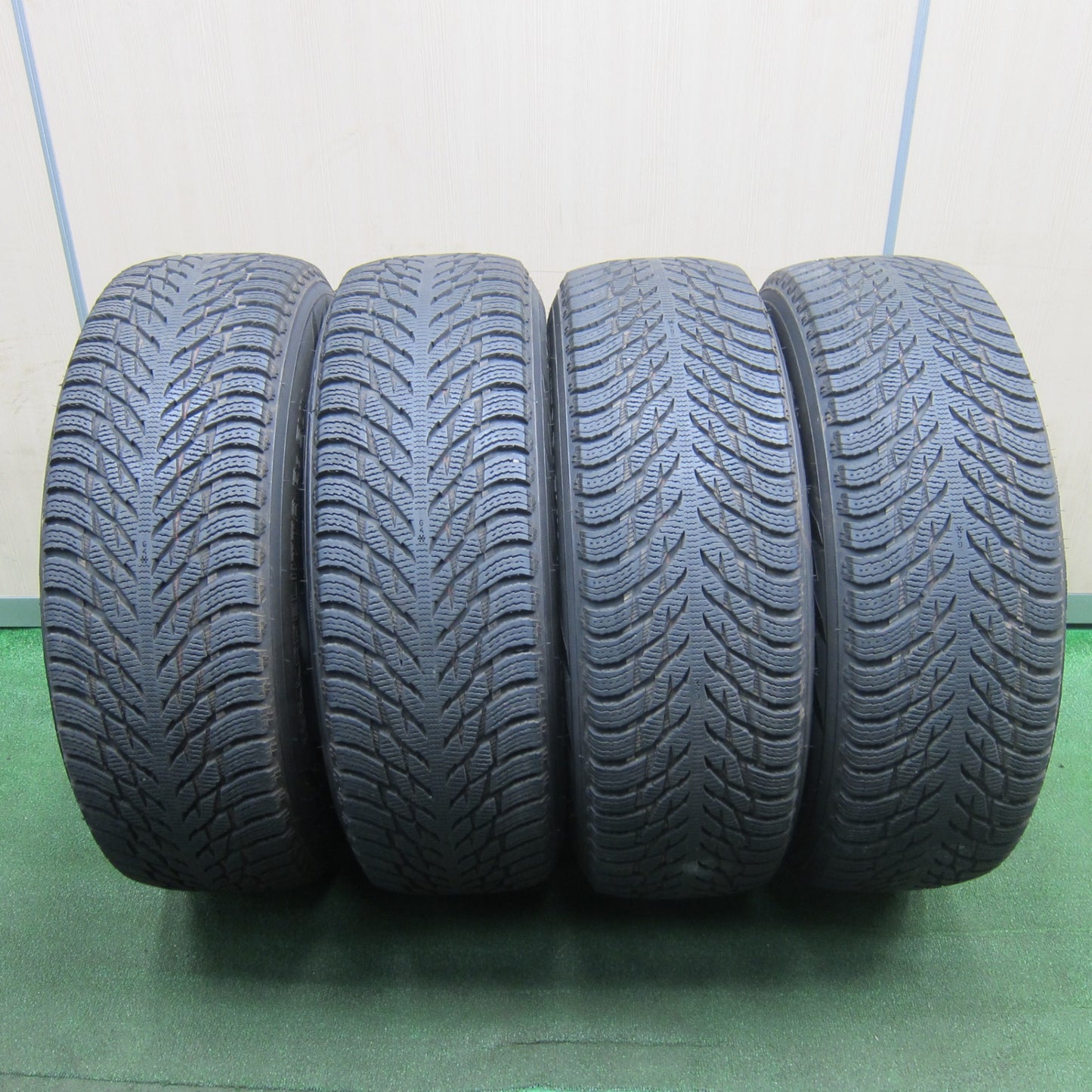 *送料無料* バリ溝！20年！キレイ！9分★ランドローバー ディフェンダー 純正 255/70R18 スタッドレス ノキアン ハッカペリッタ R3 SUV PCD120/5H★4041605TNス