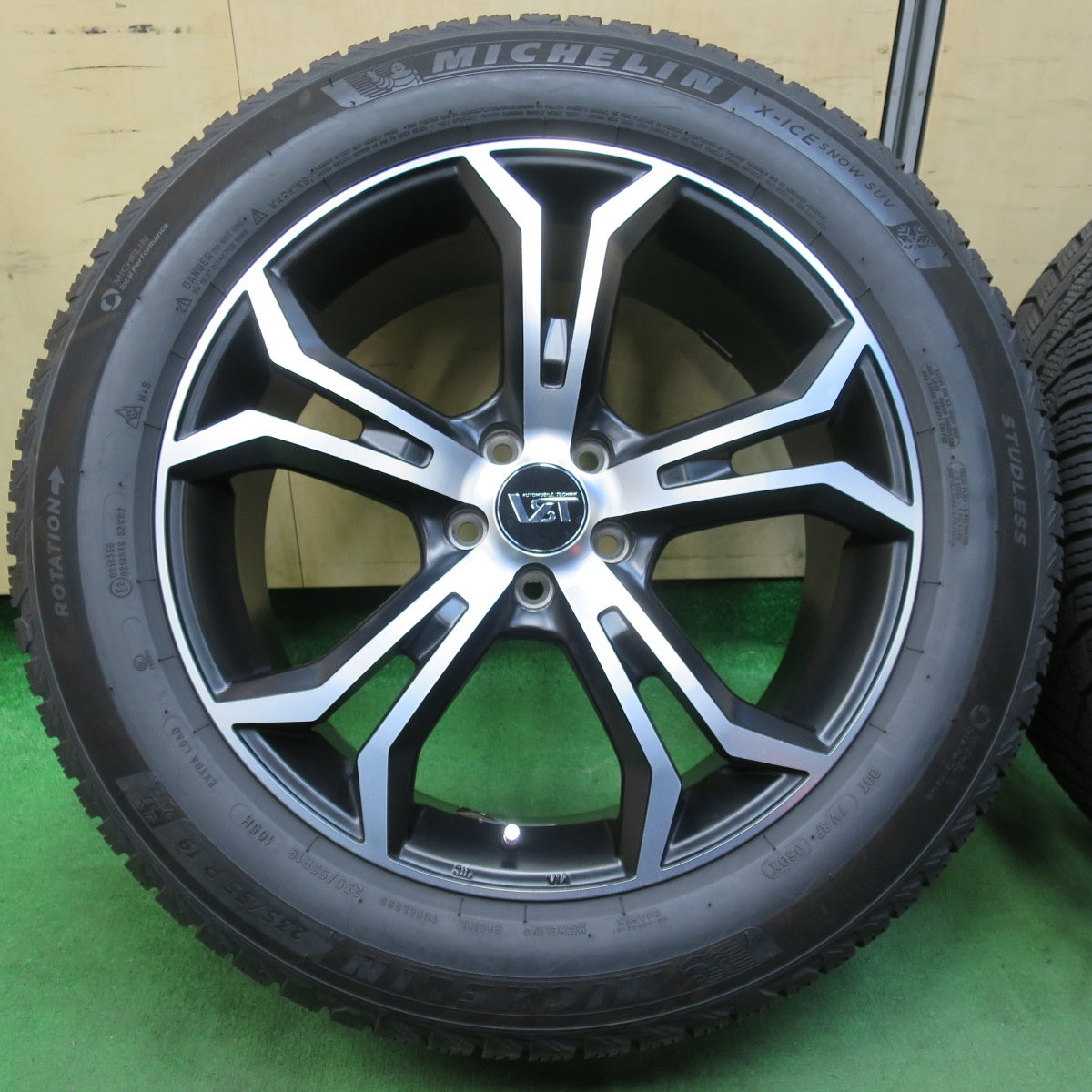 [送料無料] バリ溝！22年！キレイ！9.5分★ボルボ 等 VST 235/55R19 スタッドレス ミシュラン X-ICE SNOW SUV 社外 アルミ 19インチ PCD108/5H★4120706イス