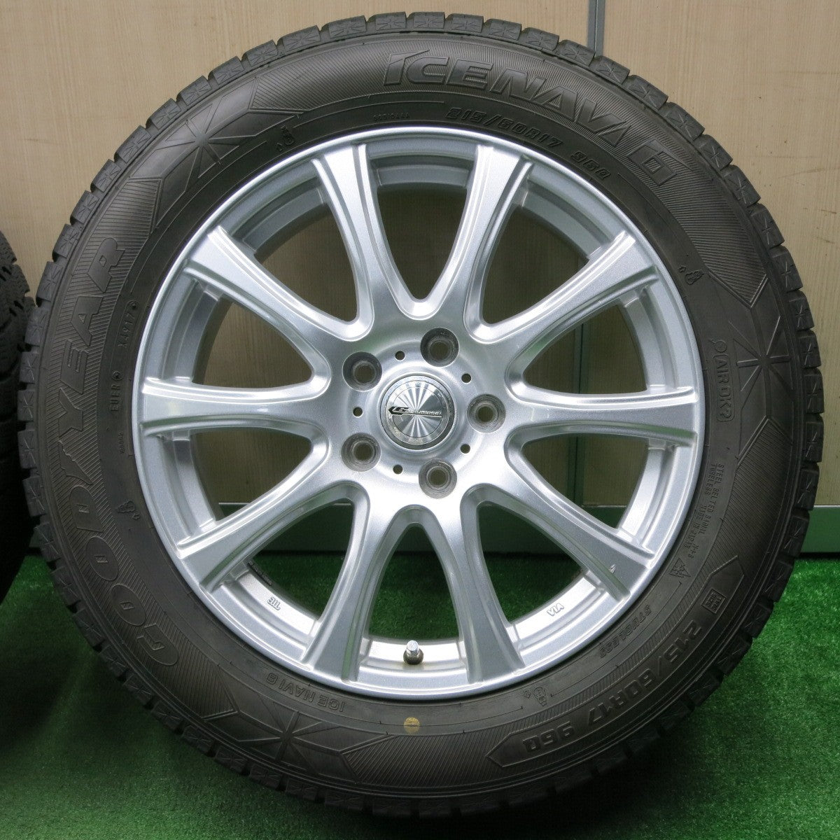 [送料無料] キレイ★スタッドレス 215/60R17 グッドイヤー アイスナビ6 LAUFBAHN 17インチ PCD114.3/5H★4121304NJス