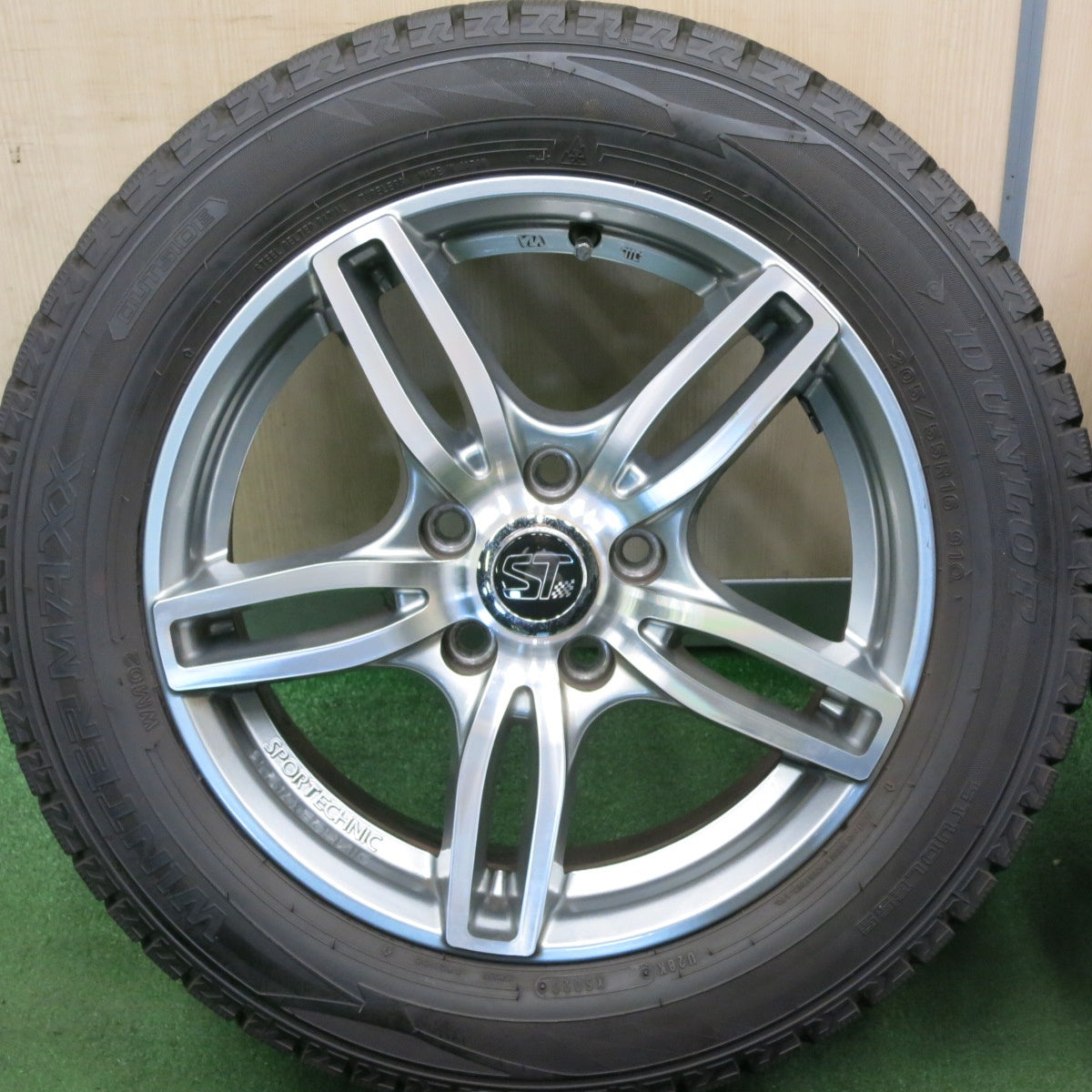 *送料無料* バリ溝！20年！綺麗！9.5分★ワーゲン等 SPORTECHNIC 205/55R16 スタッドレス ダンロップ ウインターマックス WM01 スポーツテクニック PCD112/5H★4041504TNス