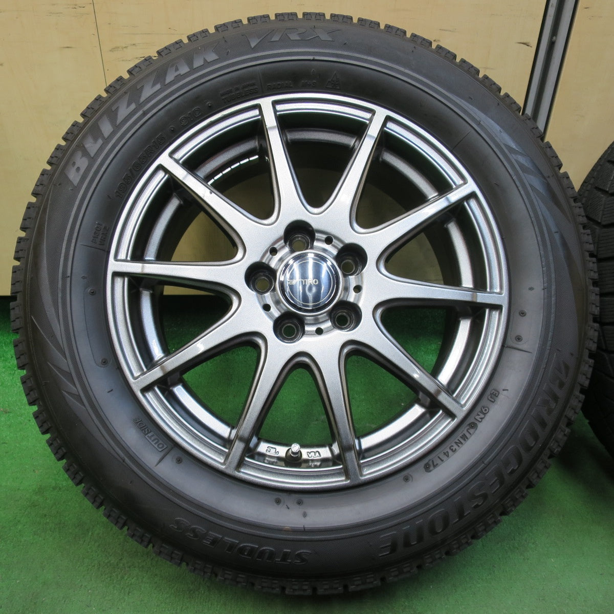 [送料無料] バリ溝！キレイ！8.5分★プリウス 等 195/65R15 スタッドレス ブリヂストン ブリザック VRX TIRO 15インチ PCD100/5H★4121208イス