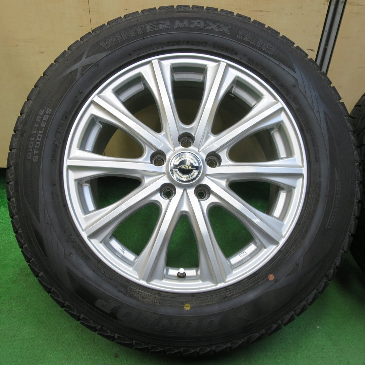 *送料無料* バリ溝！キレイ！9.5分★スタッドレス 225/65R17 ダンロップ ウインターマックス SJ8 AXEL アクセル 17インチ PCD114.3/5H★4091105イス