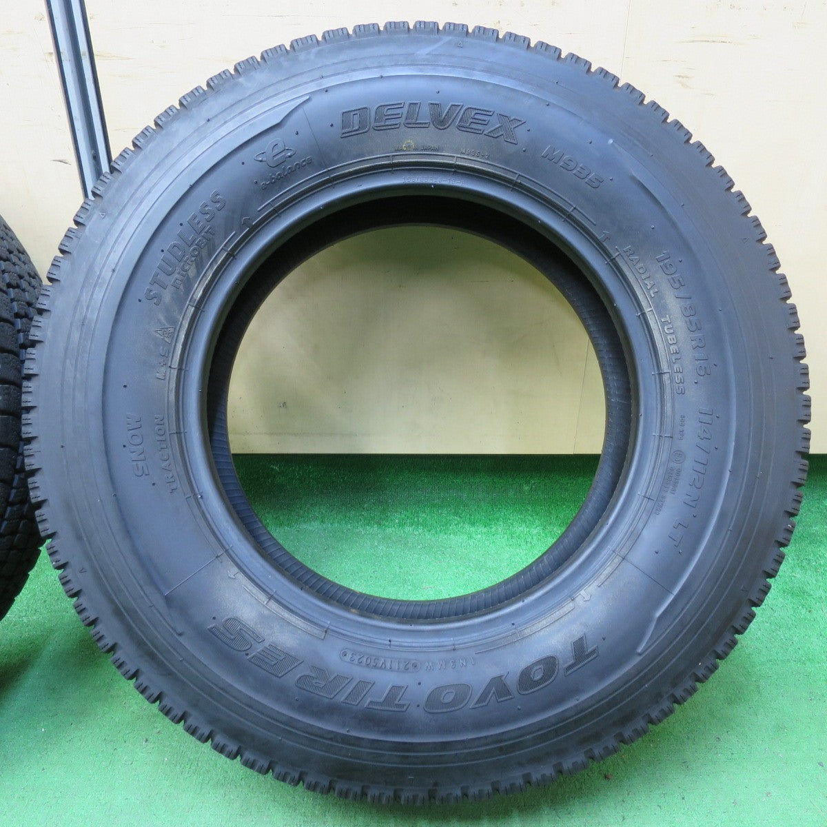 *送料無料* バリ溝！23年！8.5分★トラック タイヤ 195/85R16 114/112N スタッドレス トーヨー デルベックス M935 16インチ★4090307イスタ