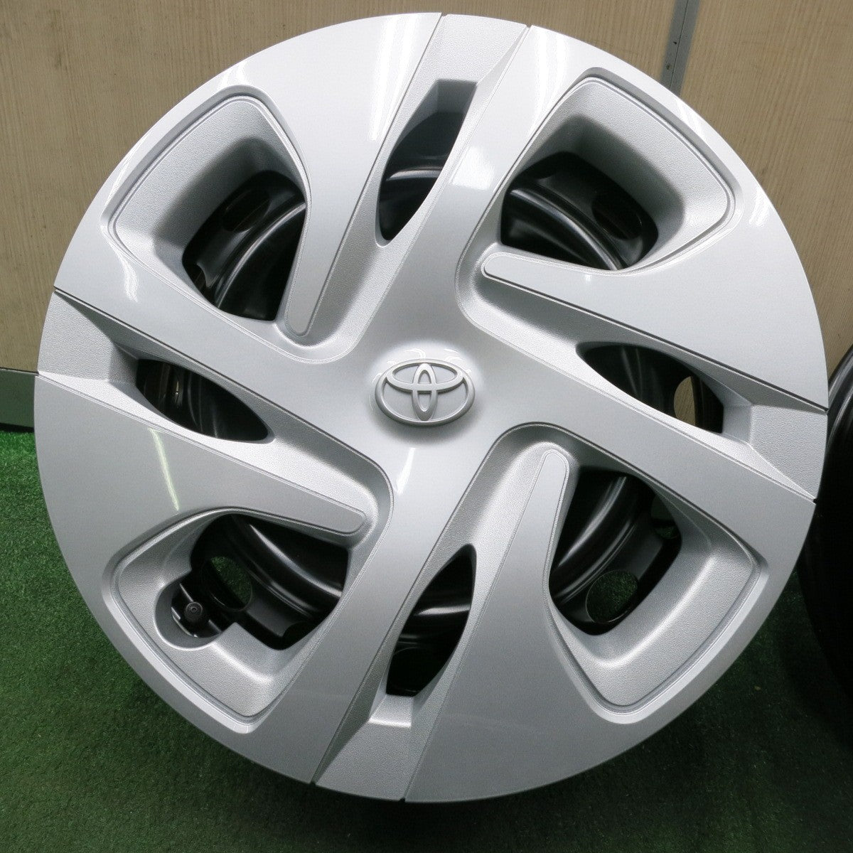 *送料無料* 新車外し★トヨタ アクア 純正 スチール ホイール 15インチ 15×6J PCD100/4H★4062807NJホ