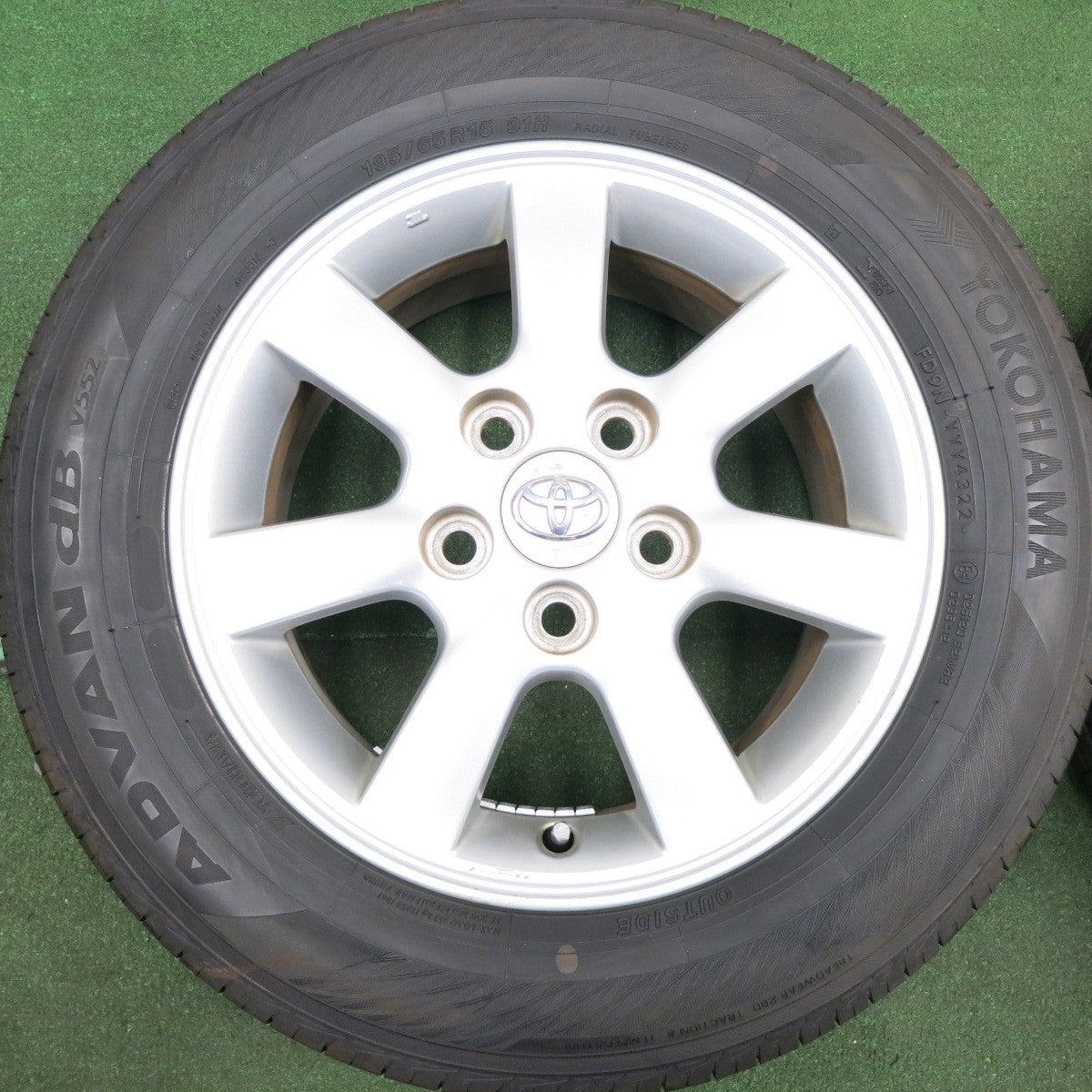 *送料無料* バリ溝！22年！9.5分★トヨタ アイシス 純正 195/65R15 ヨコハマ アドバン dB V552 15インチ PCD114.3/5H★4032404HAノ