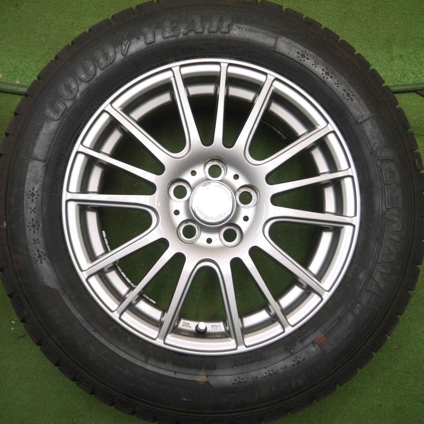 *送料無料* バリ溝！キレイ！8.5分★プリウス 等 195/65R15 スタッドレス グッドイヤー アイスナビ7 ravrion selzer ラブリオン 15インチ PCD100/5H★4052409Hス