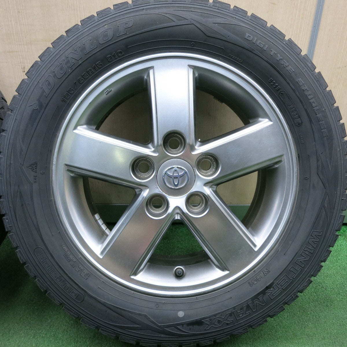 *送料無料* 4本価格★トヨタ 60系 ヴォクシー ノア 純正 195/65R15 スタッドレス ダンロップ ウインターマックス WM01 PCD114.3/5H★4050605HAス