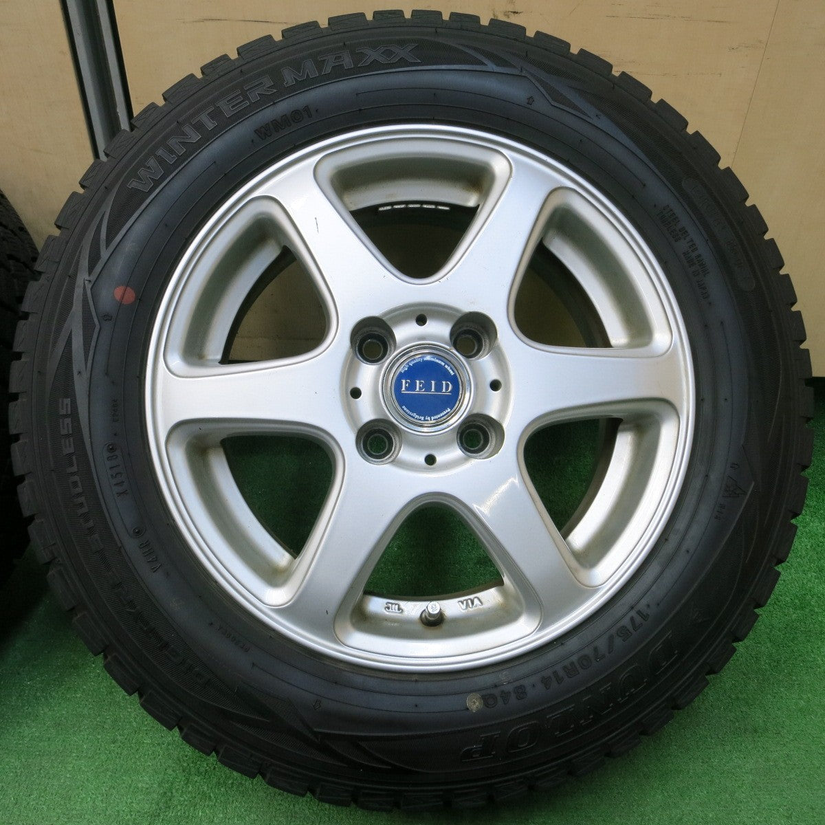 *送料無料* バリ溝！9.5分★スタッドレス 175/70R14 ダンロップ ウインターマックス WM01 FEID 14インチ PCD100/4H★4041704イス