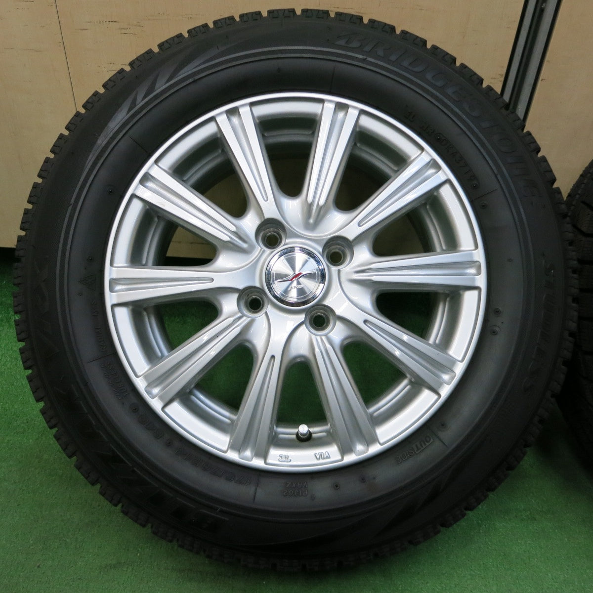 *送料無料* バリ溝！キレイ！ほぼ10分★スタッドレス 175/70R14 ブリヂストン ブリザック VRX JOKER ジョーカー 14インチ PCD100/4H★4051608イス