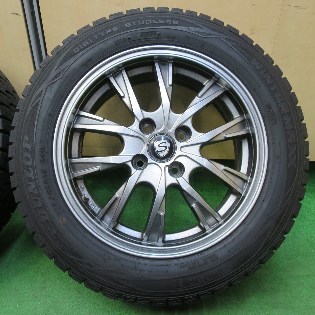 [送料無料] バリ溝！キレイ！8.5分★スタッドレス 175/65R15 ダンロップ ウインターマックス WM01 STRANGER ストレンジャー 15インチ PCD100/4H★4100705イス