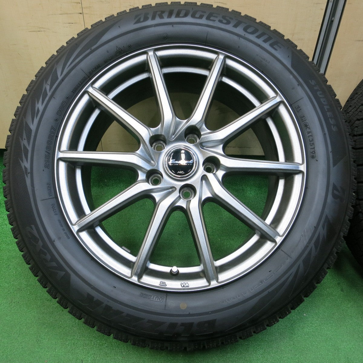 *送料無料* バリ溝！キレイ！9.5分★スタッドレス 215/60R17 ブリヂストン ブリザック VRX2 EuroSpeed MiD 17インチ PCD114.3/5H★4040201イス