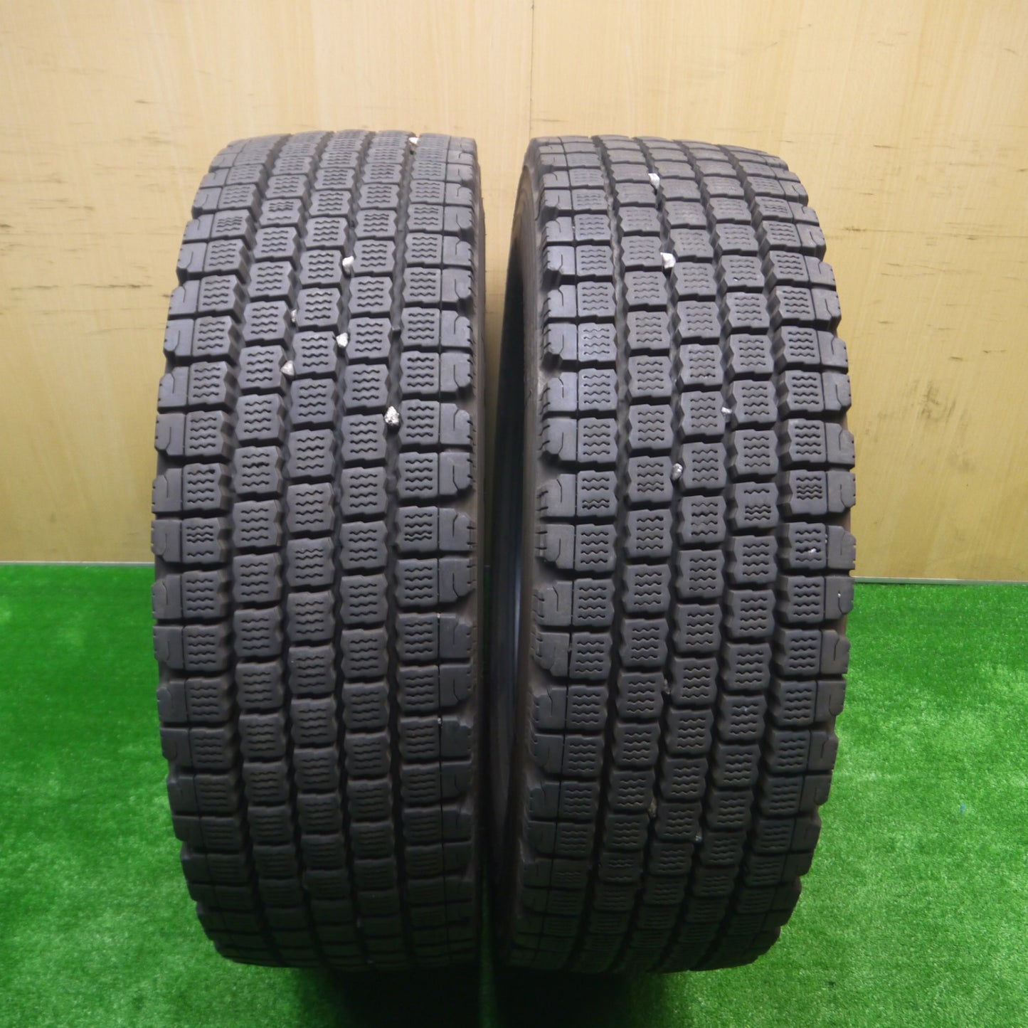 *送料無料* バリ溝！23年！9分★トラック タイヤ 265/70R19.5 140/138J スタッドレス ブリヂストン エコピア W911Ⅱ 19.5インチ★4080703Hスタ