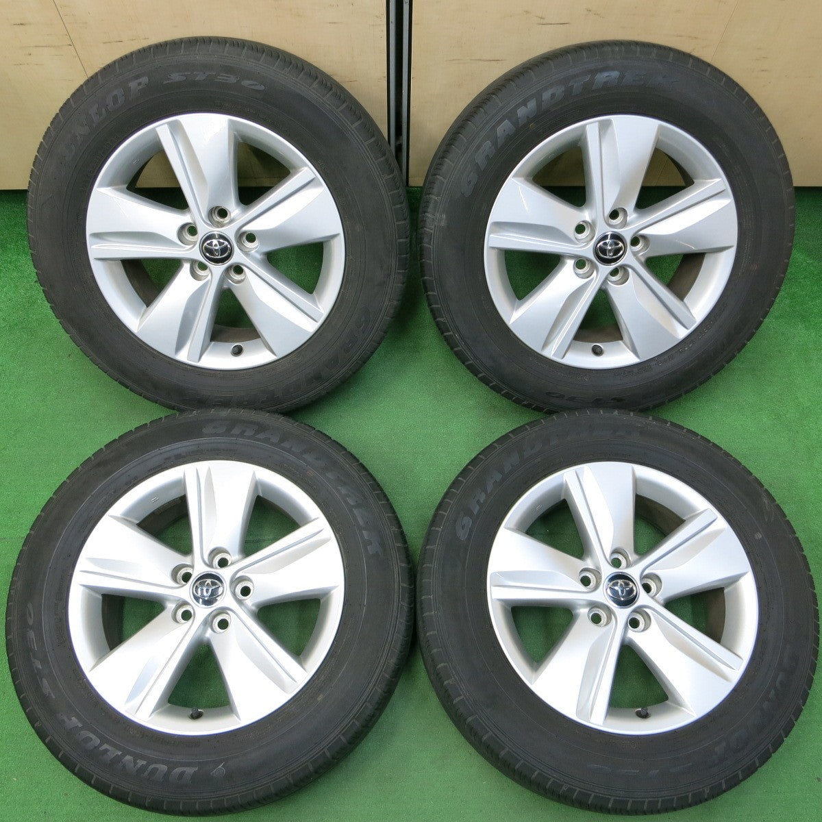 *送料無料* バリ溝！キレイ！9分★トヨタ 60系 ハリアー 純正 225/65R17 ダンロップ ST30 グラントレック 17インチ PCD114.3/5H★4051702イノ