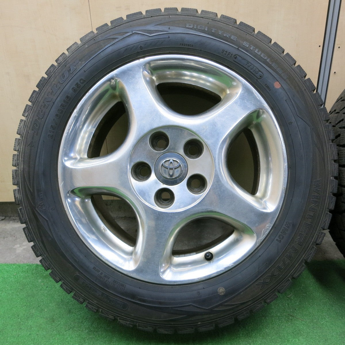 *送料無料* バリ溝！9.5分★トヨタ アリスト 純正 215/60R16 スタッドレス ダンロップ ウインターマックス WM01 16インチ  PCD114.3/5H★4060802ナス