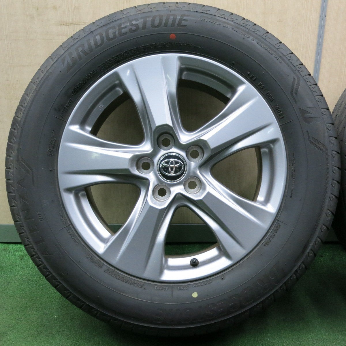 *送料無料* バリ溝！21年！綺麗！9.5分★トヨタ RAV4 純正 225/65R17 ブリヂストン アレンザ 001 17インチ PCD114.3/5H★4051004NJノ