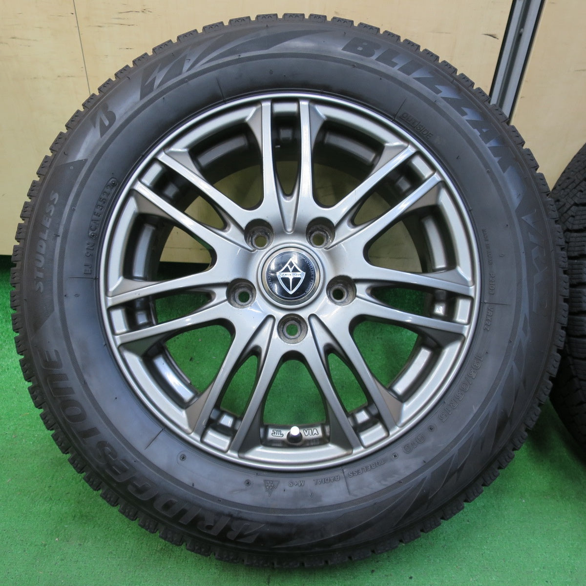 *送料無料* バリ溝！22年！キレイ！9分★スタッドレス 195/65R15 ブリヂストン ブリザック VRX2 VELVA ヴェルヴァ 15インチ PCD114.3/5H★4070302イス