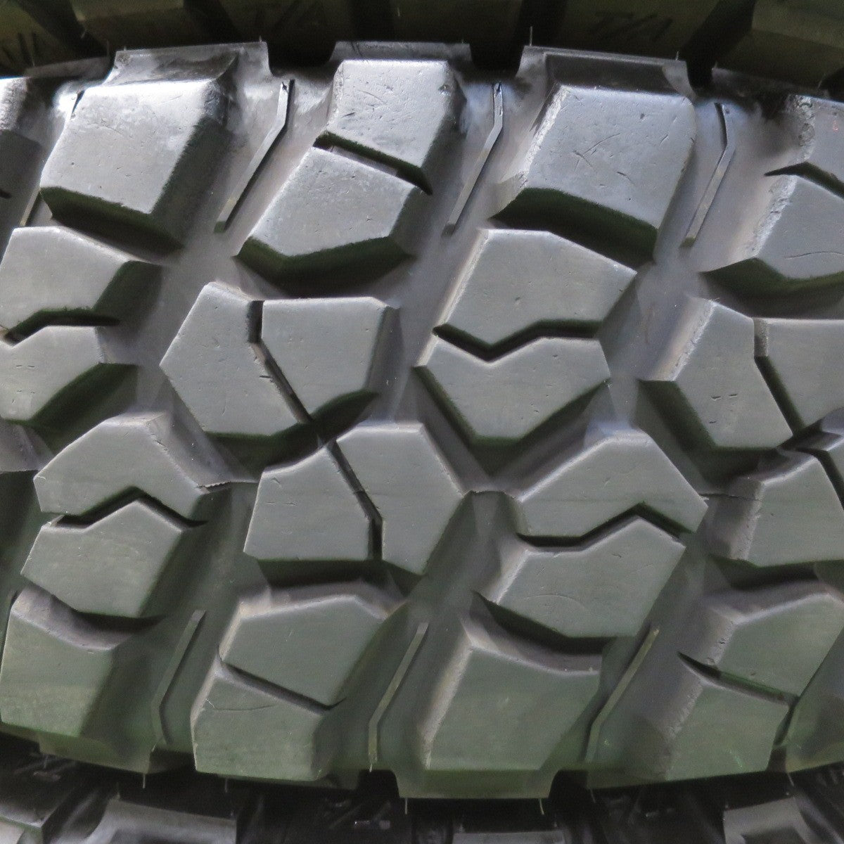 [送料無料] バリ溝！23年！9.5分★255/75R17 111/108Q BFグッドリッチ Mud-Terrain T/A KM2 タイヤ 17インチ ランクル プラド ジープ ラングラー 等★4101105イノタ