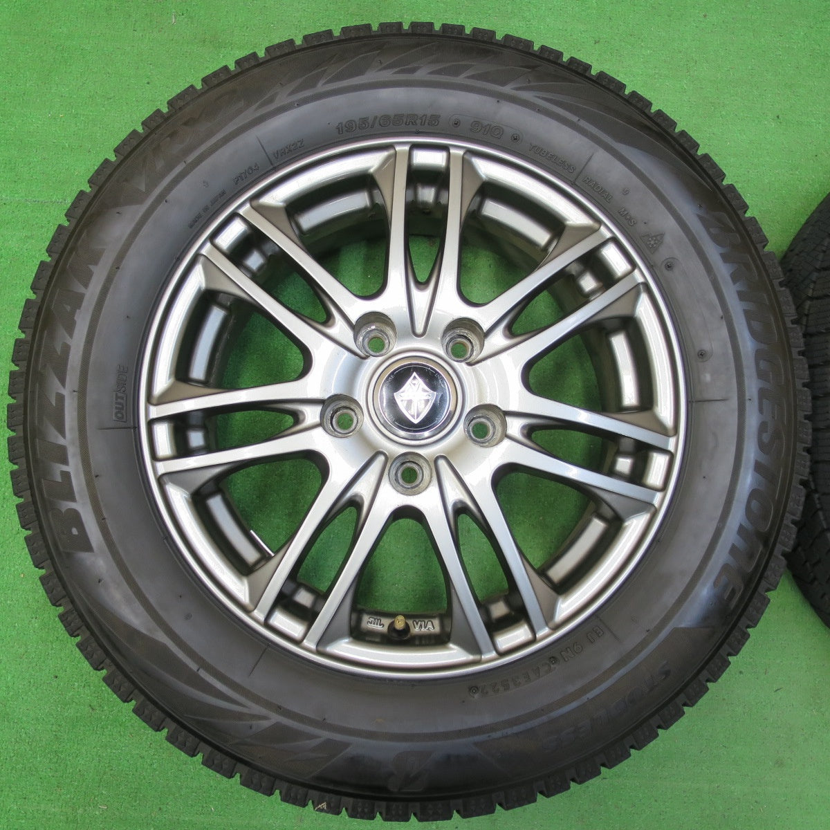 *送料無料* バリ溝！22年！キレイ！9分★スタッドレス 195/65R15 ブリヂストン ブリザック VRX2 VELVA ヴェルヴァ 15インチ PCD114.3/5H★4070302イス