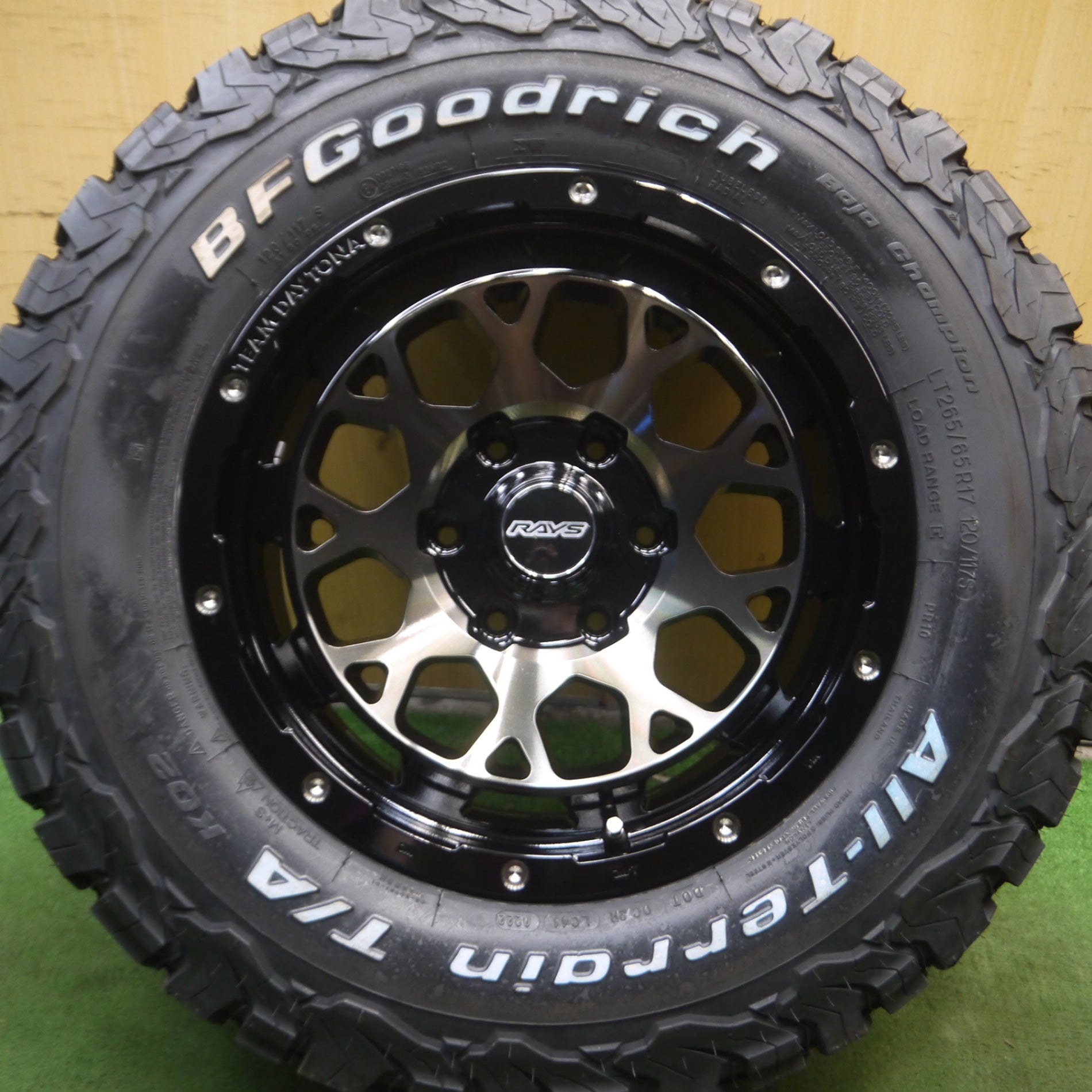 *送料無料* 未使用！22年★RAYS DAYTONA M9 265/65R17 BFグッドリッチ All-Terrain T/A KO2  ホワイトレター レイズ デイトナ PCD139.7/6H★4071204Hノ