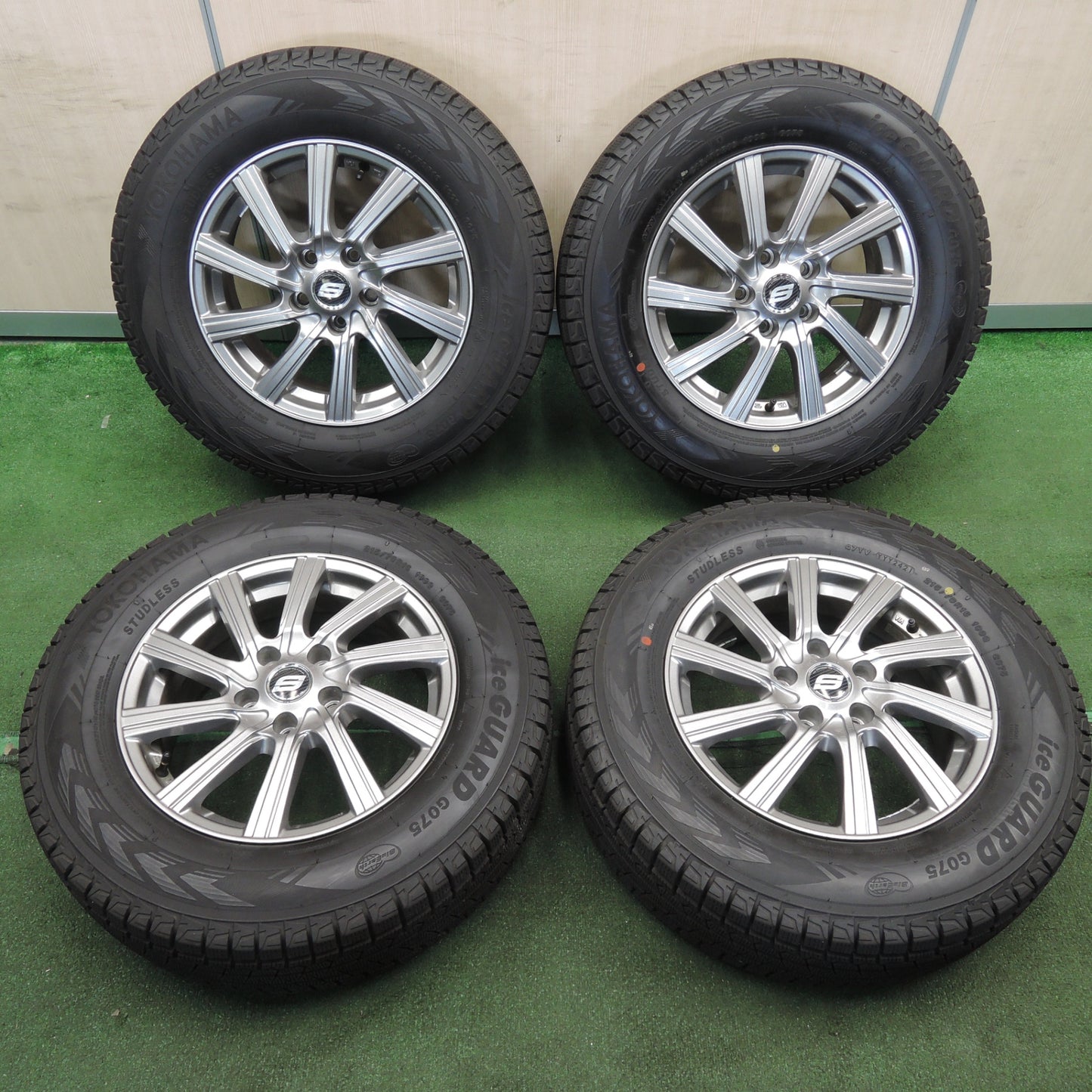 *送料無料* バリ溝！21年！綺麗！9.5分以上★スタッドレス 215/70R16 ヨコハマ アイスガード G075 STRANGER ストレンジャー PCD114.3/5H★4030605TNス