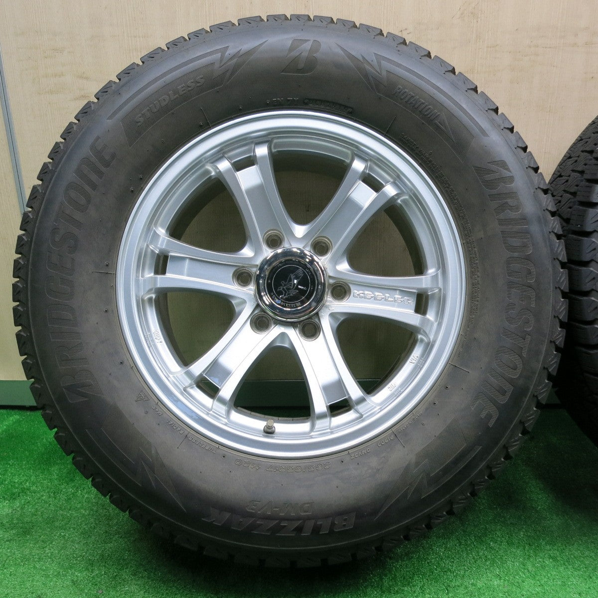 [送料無料] バリ溝！キレイ！9.5分★ランクル 等 KEELER 265/65R17 スタッドレス ブリヂストン ブリザック DM-V3 キーラー 17インチ PCD139.7/6H★4091801NJス