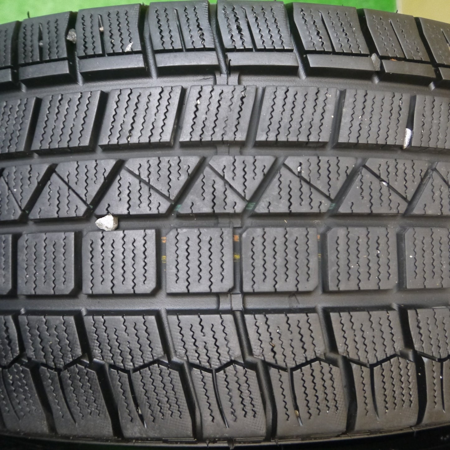 [送料無料] バリ溝！23年！9.5分★スタッドレス 215/55R17 ケンダ KR36 アイステック ネオ 17インチ カムリ クラウン オデッセイ 等★4101608Hスタ