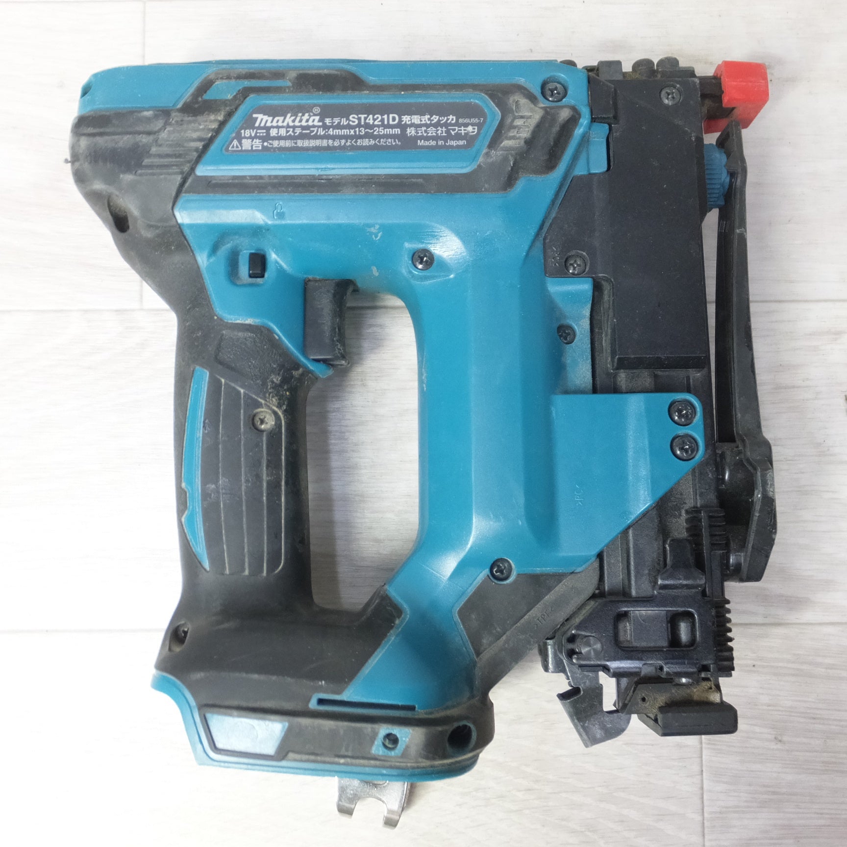送料無料] ◇マキタ 充電式 タッカ ST421D 18V J線 4mm 本体