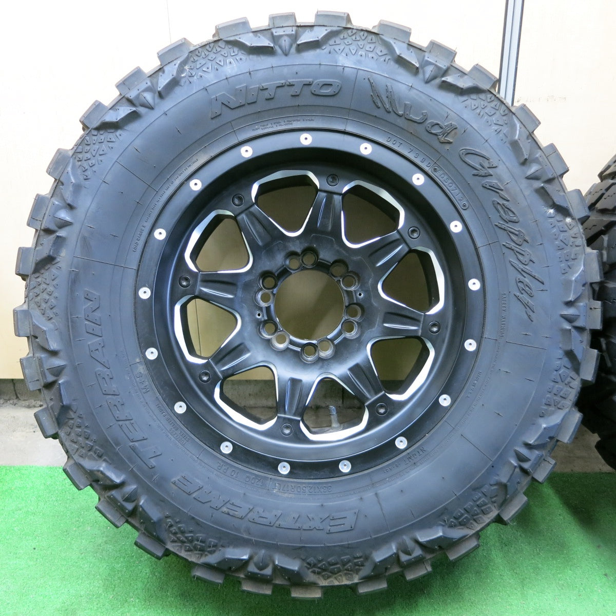 *送料無料* バリ溝！9.5分★FUEL 33×12.50R17 ニットー Mud Grappler EXTREME TERRAIN フューエル PCD135 139.7/6H マルチ★4060401ナノ