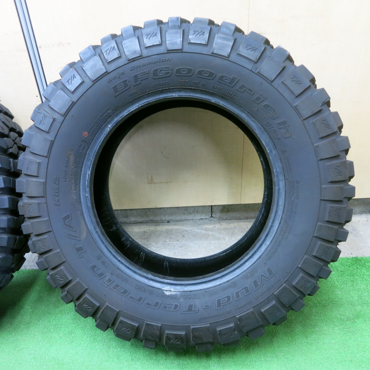 *送料無料* バリ溝！22年！9.5分★255/75R17 111/108Q BFグッドリッチ Mud-Terrain T/A KM2 17インチ  JEEP ジープ ラングラー プラド等★4070501ナノタ