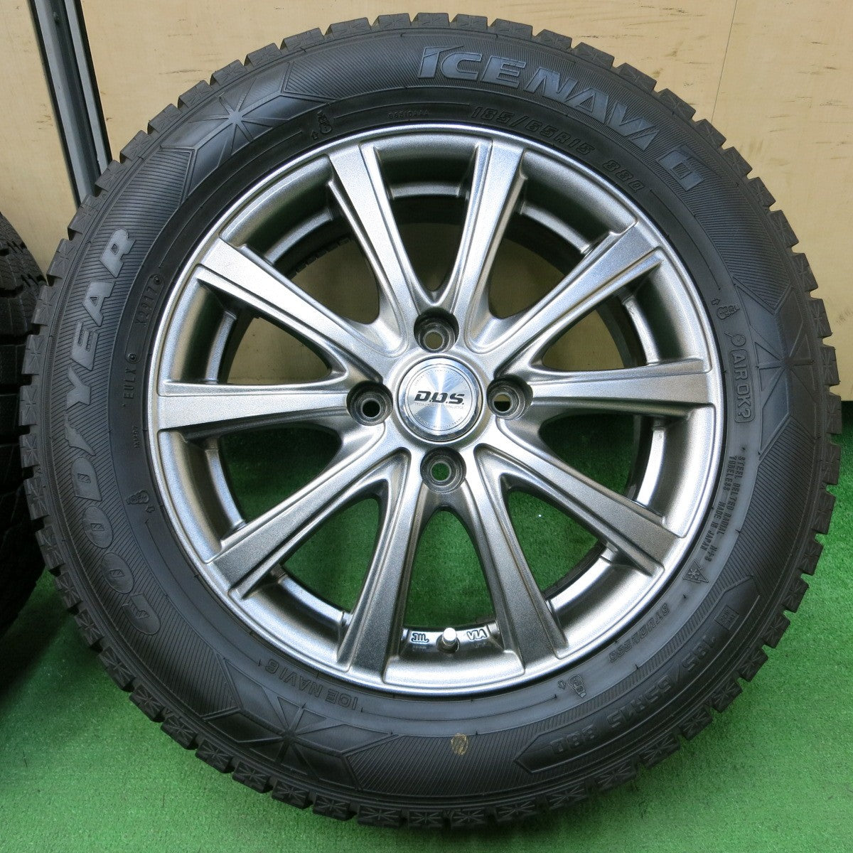 *送料無料* バリ溝！キレイ！9.5分以上★スタッドレス 185/65R15 グッドイヤー アイスナビ6 D.O.S. DOS 15インチ PCD100/4H★4052104イス