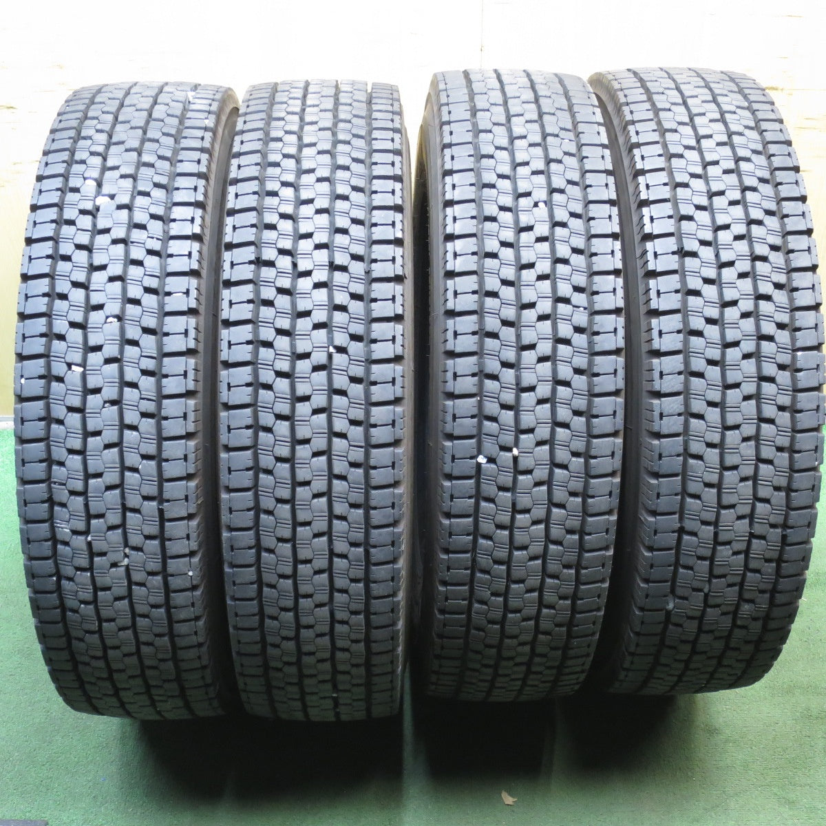 *送料無料* バリ溝！23年！9.5分★トラック タイヤ 225/80R17.5 123/122L スタッドレス ブリヂストン W999 17.5インチ★4032004クスタ