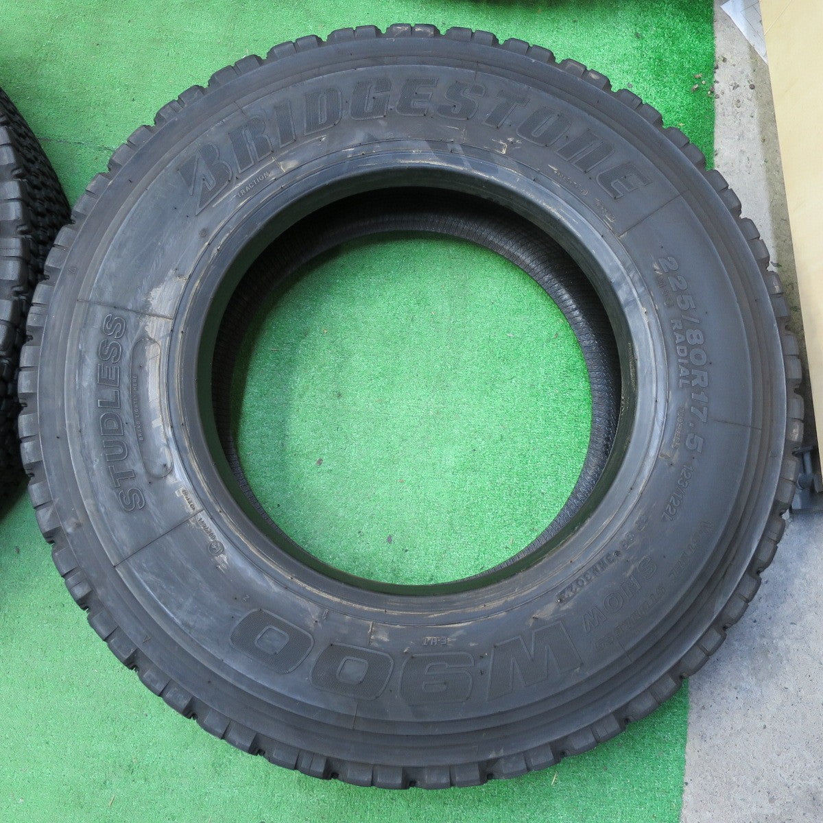 *送料無料* バリ溝！22年！9分★トラック タイヤ 225/80R17.5 123/122L スタッドレス ブリヂストン W900 17.5インチ★4070705イスタ