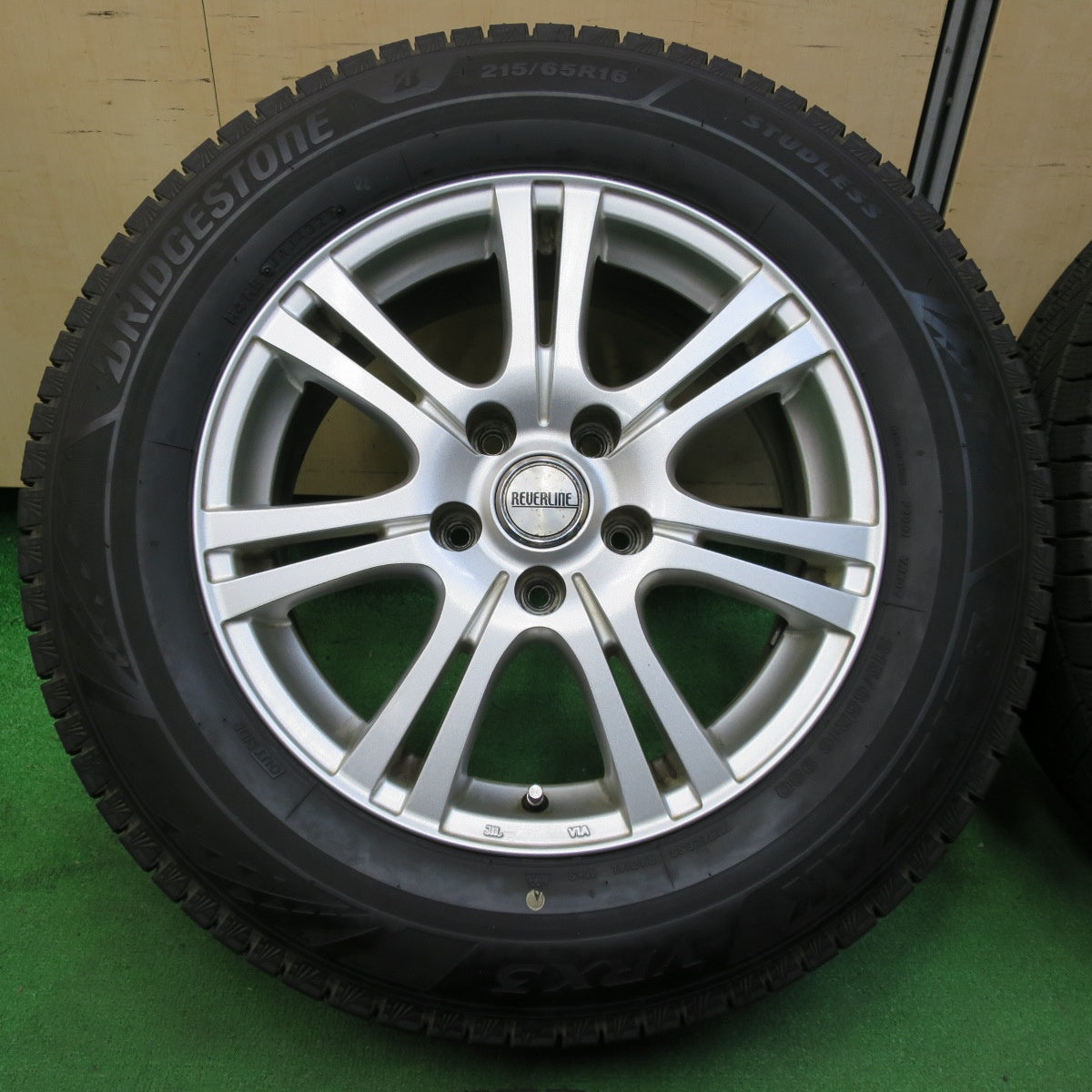 *送料無料* バリ溝！22年！9分★スタッドレス 215/65R16 ブリヂストン ブリザック VRX3 REVERLINE リバーライン 16インチ  PCD114.3/5H★4060805イス